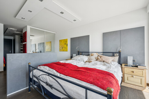 zimmer / schlafzimmer mit inside property, drywall, gipskartonwand, kleiderschrank, und wood finish floor