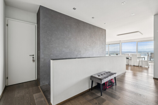 halle / korridor mit inside property, holzfußboden, wood finish floor, einbauleuchten, und akzentwand