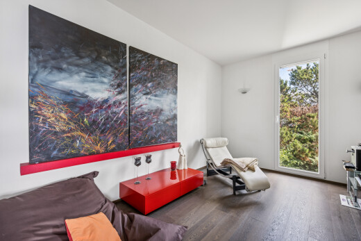 wohnzimmer mit gipskartonwand, drywall, holzfußboden, wood finish floor, und inside property