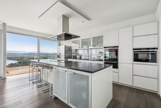 küche mit glass insert cabinets, schränke mit glastüren, dark floor, dunstabzugshaube, und ofen
