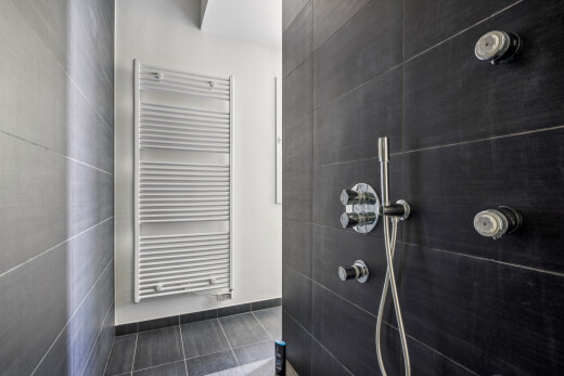 bad mit handtuchwärmer, kühler, dusche, komplettes badezimmer, und inside property