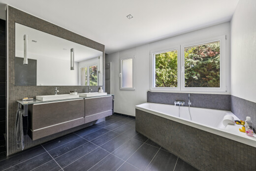 bad mit bad, komplettes badezimmer, doppelwaschtisch, waschbecken, und tile floor
