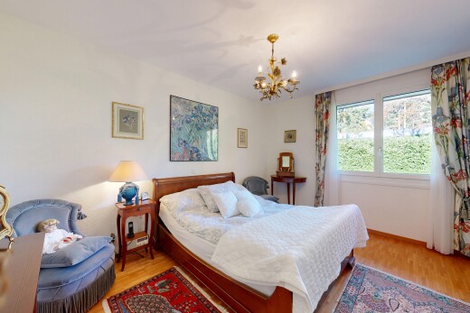 zimmer / schlafzimmer mit wood finish floor, holzfußboden, natural light, natürliches licht, und inside property