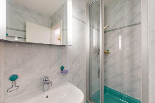 bad mit fliesenwand, tile wall, komplettes badezimmer, spiegel, und inside property