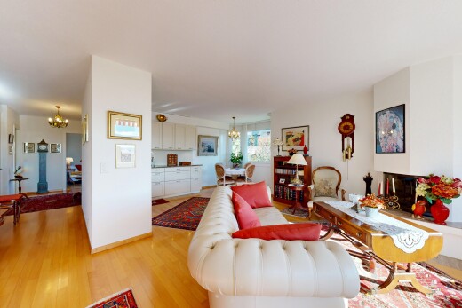 wohnzimmer mit bemerkenswerter kronleuchter, wood finish floor, holzfußboden, inside property, und drywall