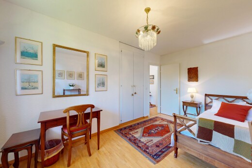 zimmer / schlafzimmer mit wood finish floor, holzfußboden, drywall, gipskartonwand, und inside property