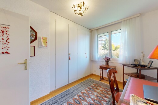 zimmer / schlafzimmer mit holzfußboden, wood finish floor, natürliches licht, natural light, und inside property