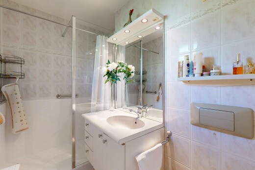 bad mit schminktisch, dusche, inside property, komplettes badezimmer, und waschbecken