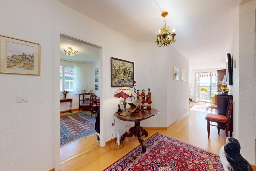 halle / korridor mit holzfußboden, wood finish floor, bemerkenswerter kronleuchter, natürliches licht, und natural light