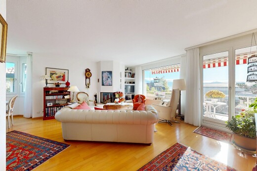 wohnzimmer mit natural light, natürliches licht, wood finish floor, holzfußboden, und drywall