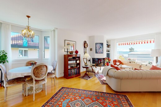 wohn- / esszimmer mit natürliches licht, natural light, holzfußboden, wood finish floor, und bemerkenswerter kronleuchter