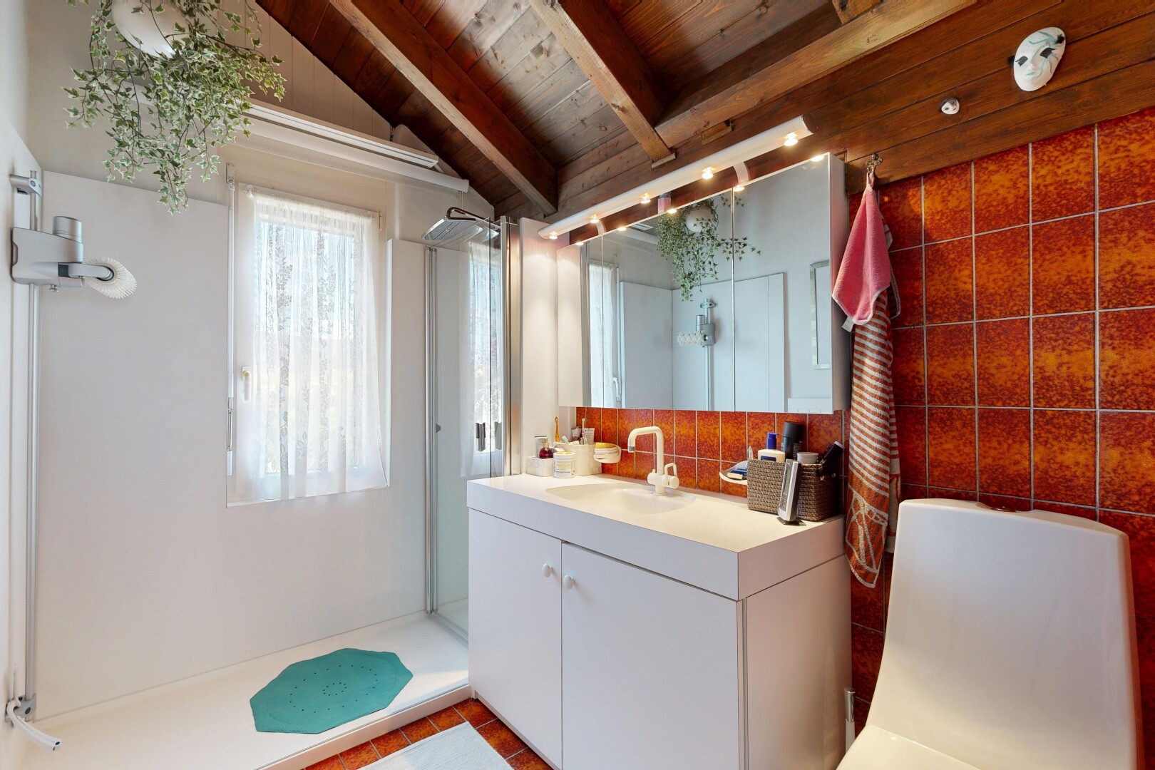 bad mit dusche, schminktisch, komplettes badezimmer, waschbecken, und balkendecke