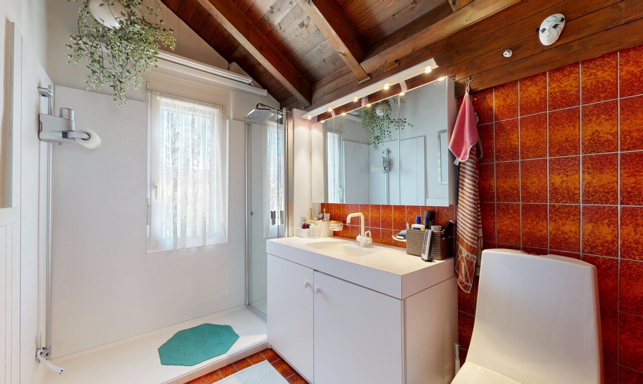 bad mit dusche, schminktisch, komplettes badezimmer, waschbecken, und balkendecke