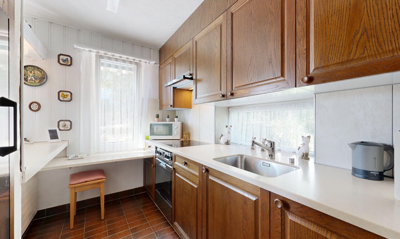 küche mit medium brown cabinets, mittelbraune schränke, light countertops, arbeitsplatten, und dark floor
