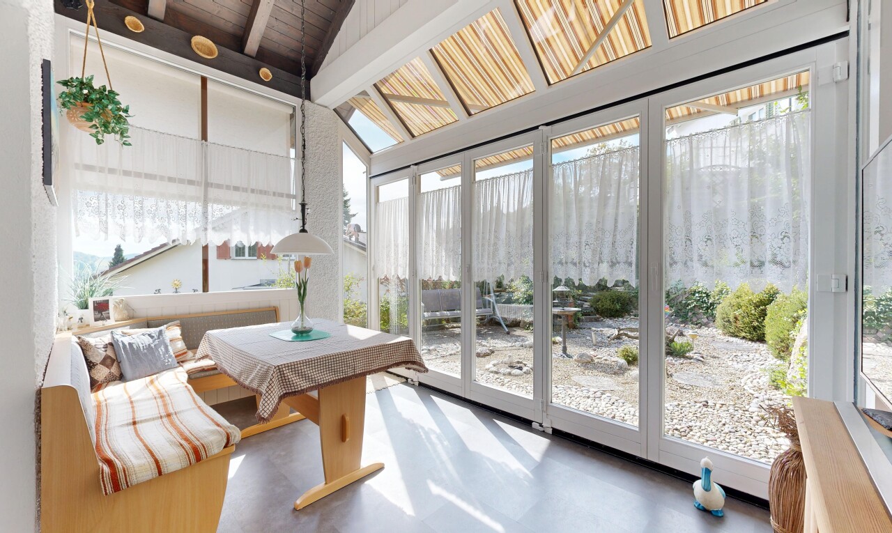 wohnzimmer mit dachschräge, vaulted ceiling, wintergarten, high end ceiling, und natürliches licht