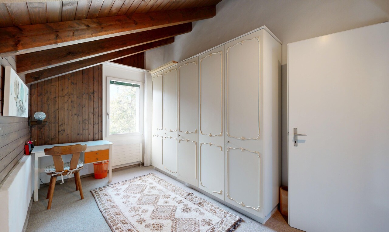 zimmer / schlafzimmer mit beamed ceiling, balkendecke, high end ceiling, vaulted ceiling, und dachschräge