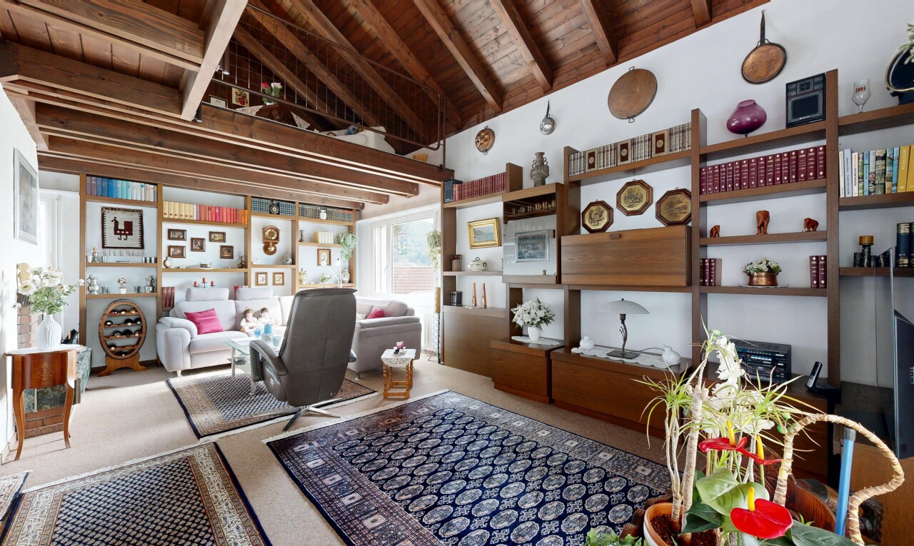 wohnzimmer mit eingebaute regale, balkendecke, beamed ceiling, holzdecke, und wood ceiling