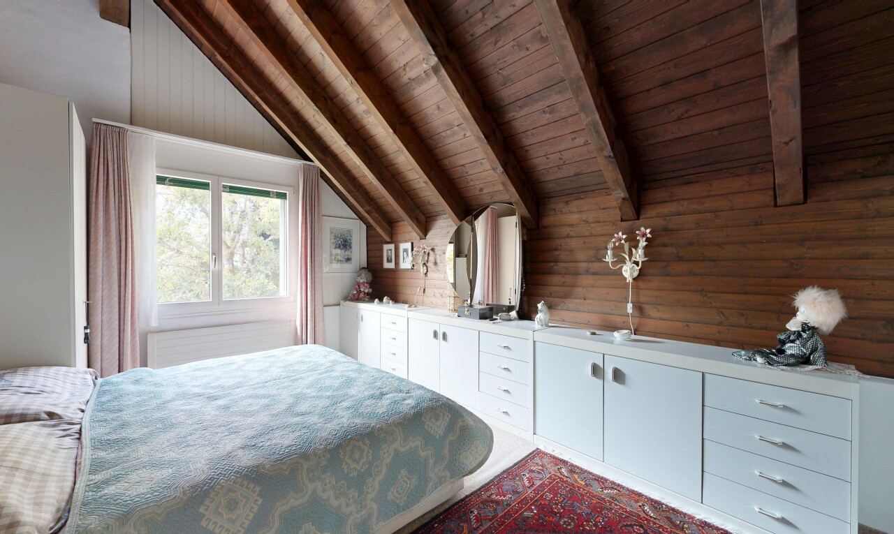 zimmer / schlafzimmer mit wood wall, holzwand, beamed ceiling, balkendecke, und high end ceiling
