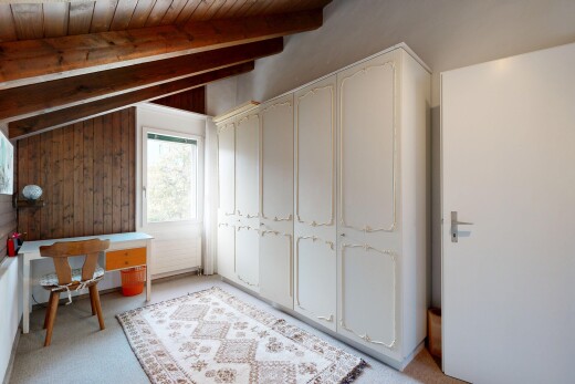 zimmer / schlafzimmer mit beamed ceiling, balkendecke, high end ceiling, vaulted ceiling, und dachschräge