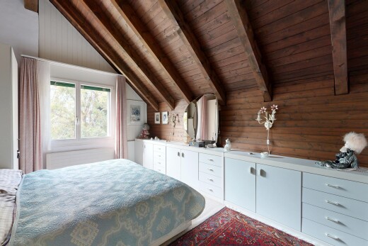 zimmer / schlafzimmer mit wood wall, holzwand, beamed ceiling, balkendecke, und high end ceiling