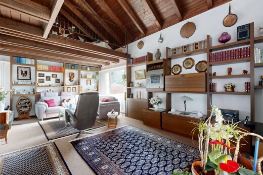 wohnzimmer mit eingebaute regale, balkendecke, beamed ceiling, holzdecke, und wood ceiling