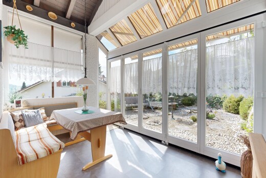 wohnzimmer mit dachschräge, vaulted ceiling, wintergarten, high end ceiling, und natürliches licht
