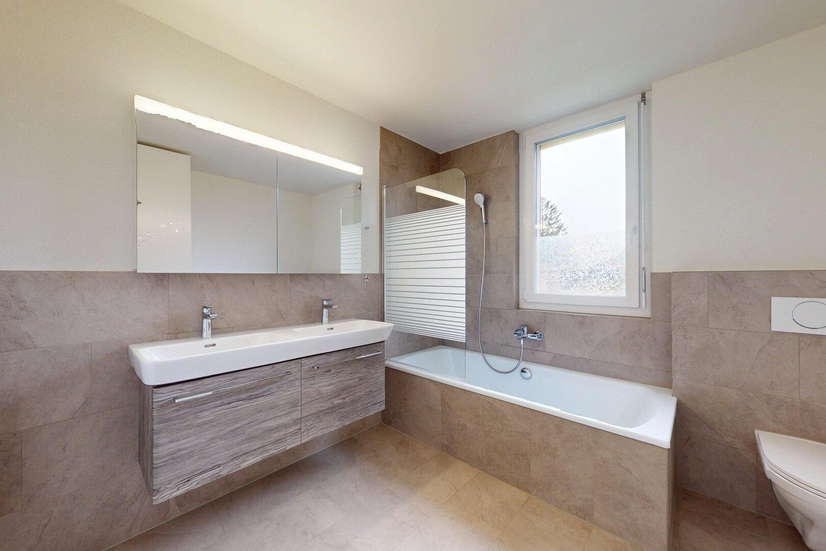 salle de bains avec lumière naturelle, mur en carrelage, douche, et miroir