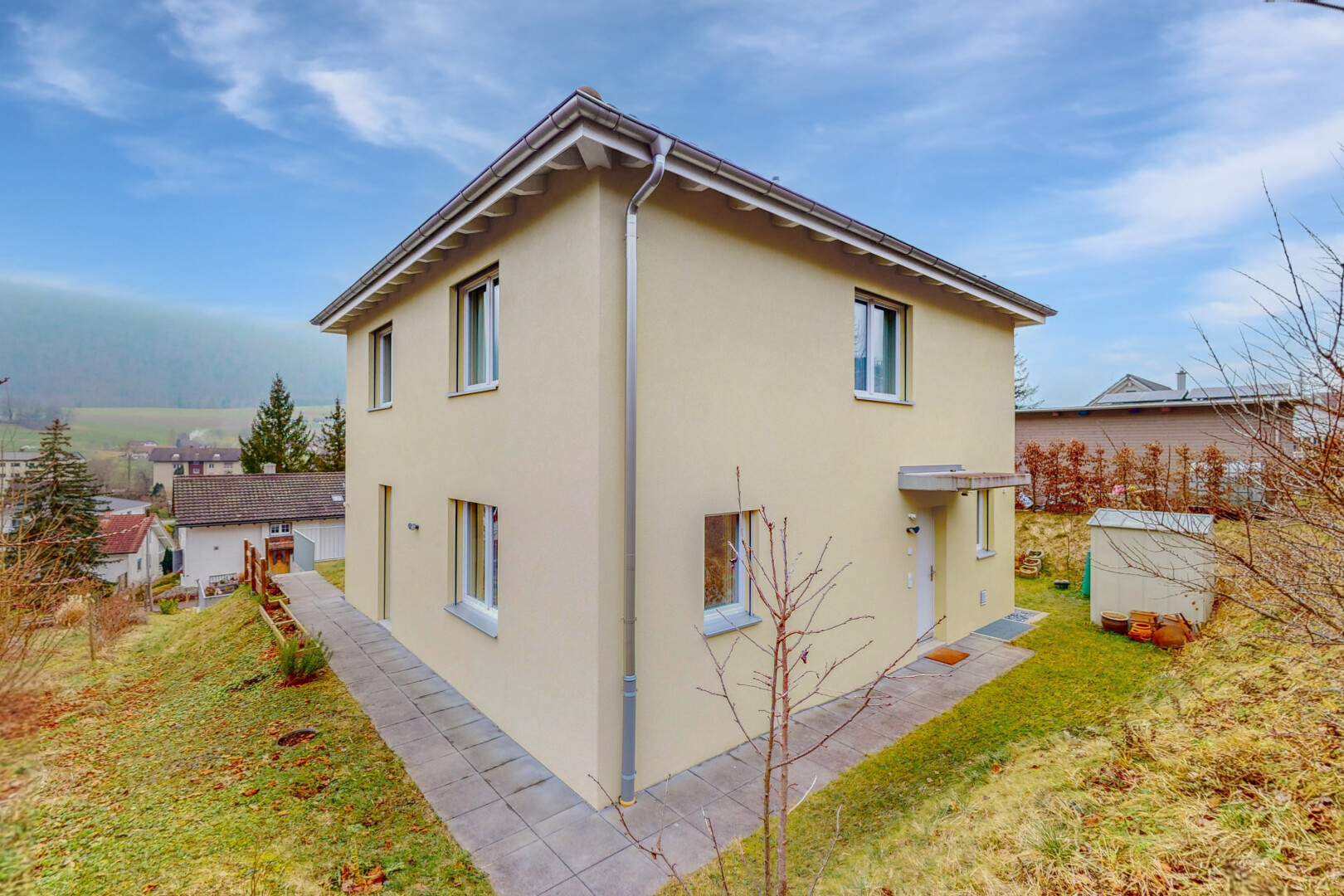 façade avec bardage en stuc, day time, property visible, et pelouse