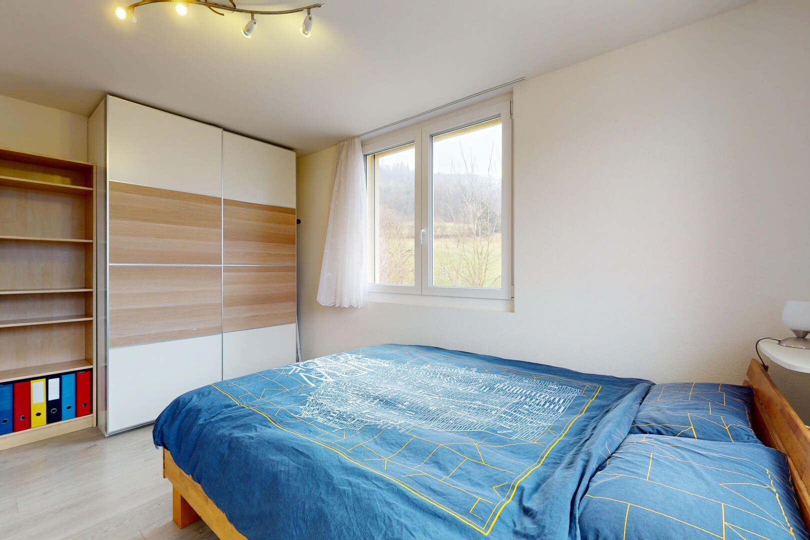 chambre avec lumière naturelle, placard, éclairage sur rail, et cloison sèche