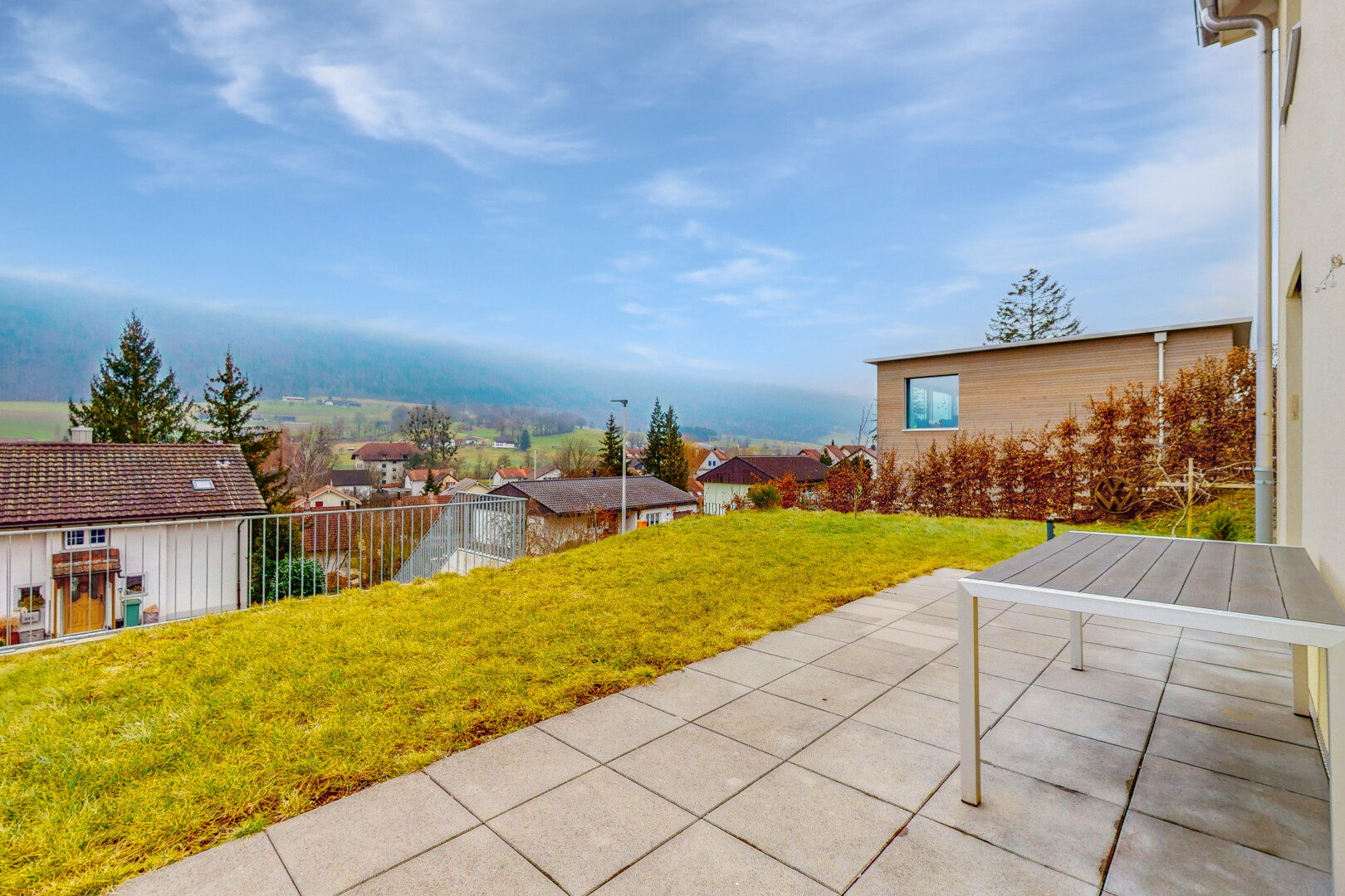 terrasse avec pelouse, day time, from property, residential view, et vue résidentielle