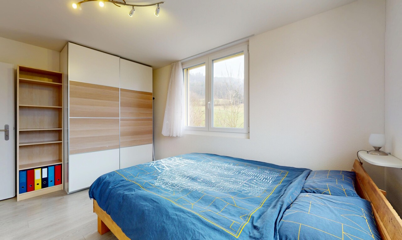 chambre avec lumière naturelle, placard, éclairage sur rail, et cloison sèche