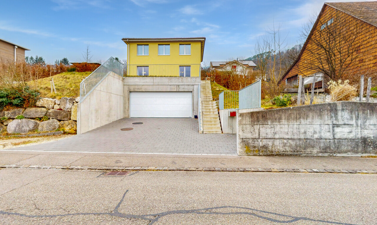 façade avec escaliers, allée, garage intégré, day time, et property visible