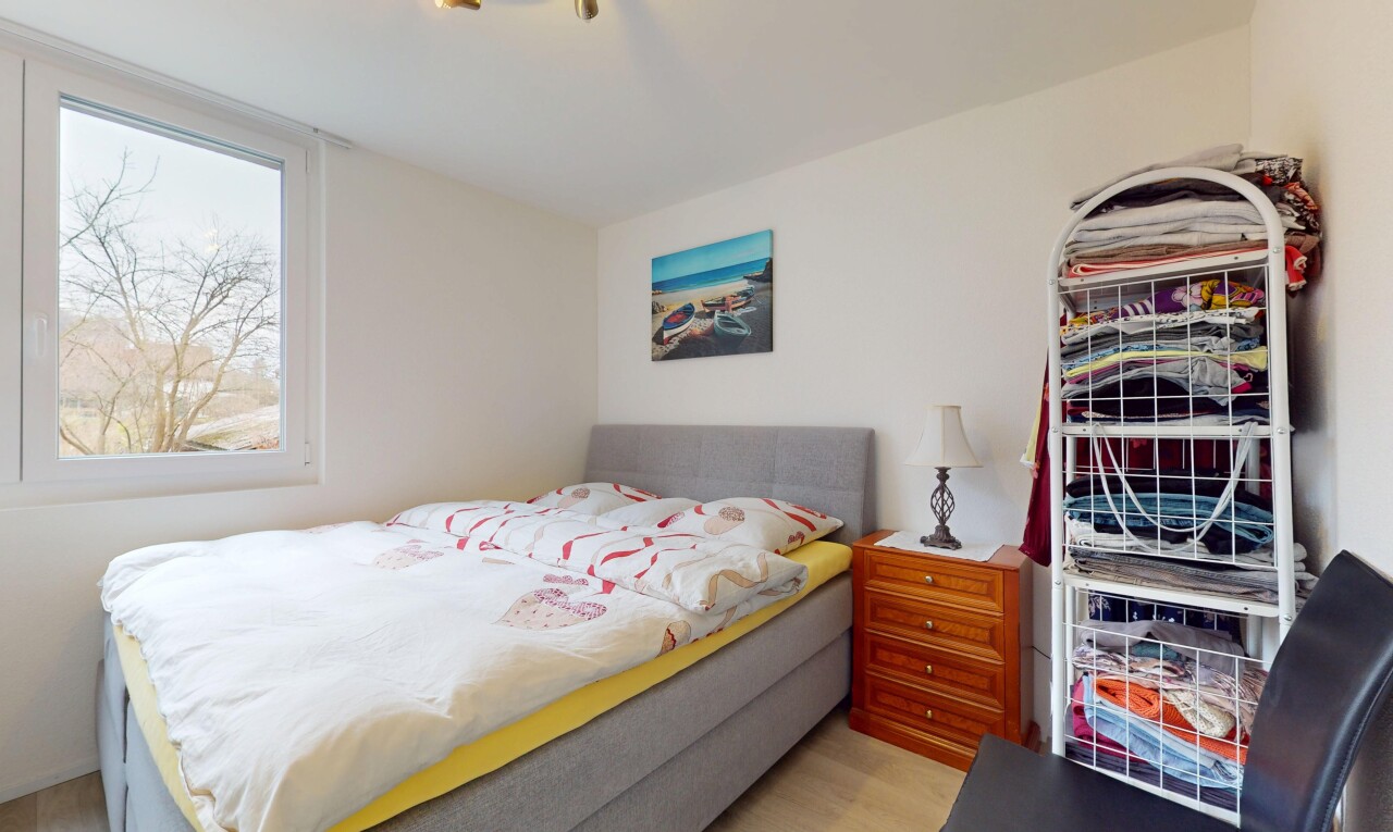 chambre avec sol en finition bois, lumière naturelle, et cloison sèche