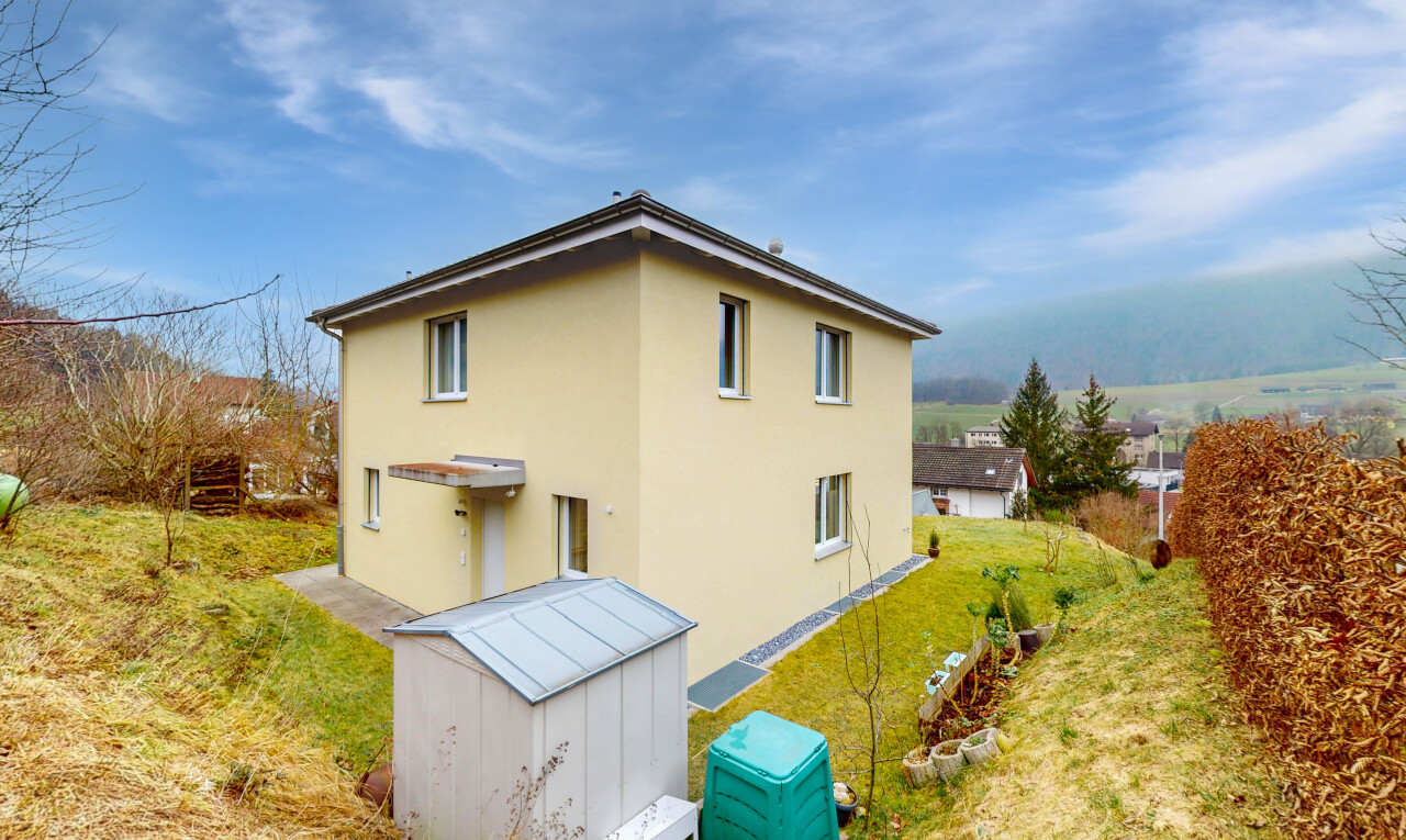 façade avec bardage en stuc, property visible, day time, pelouse, et structure extérieure