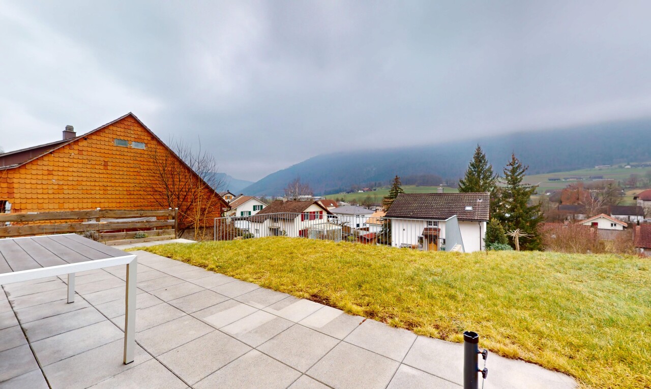 terrasse avec vue sur la montagne, pelouse, et clôture