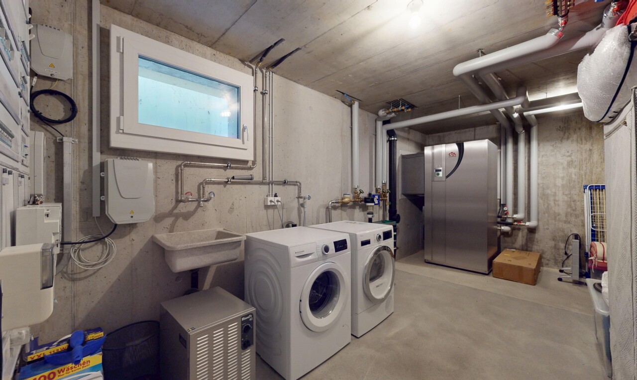 buanderie avec sous-sol, raccordement pour lave-linge, lumière naturelle, lave-linge et sèche-linge séparés, et buanderie