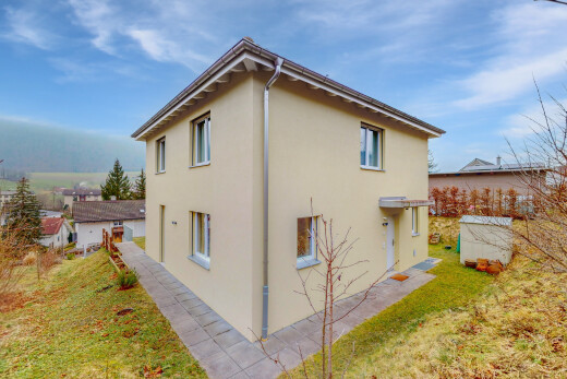 außenansicht mit stuckverkleidung, day time, property visible, und rasen