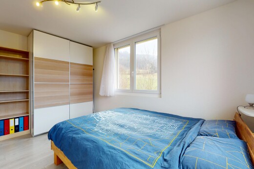 chambre avec lumière naturelle, placard, éclairage sur rail, et cloison sèche