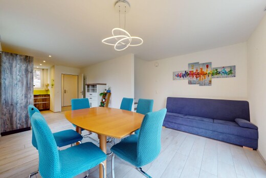 wohn- / esszimmer mit holzfußboden, bemerkenswerter kronleuchter, und gipskartonwand