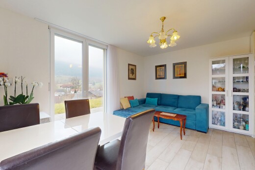 wohn- / esszimmer mit holzfußboden, bemerkenswerter kronleuchter, natürliches licht, und gipskartonwand