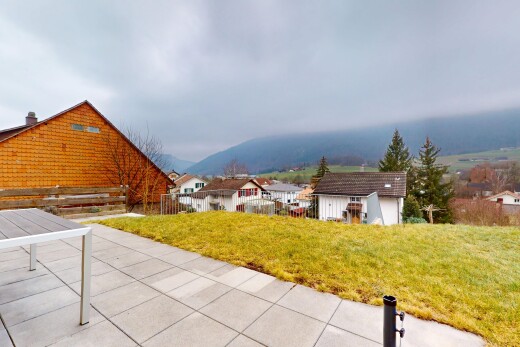terrasse avec vue sur la montagne, pelouse, et clôture