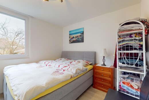 chambre avec sol en finition bois, lumière naturelle, et cloison sèche