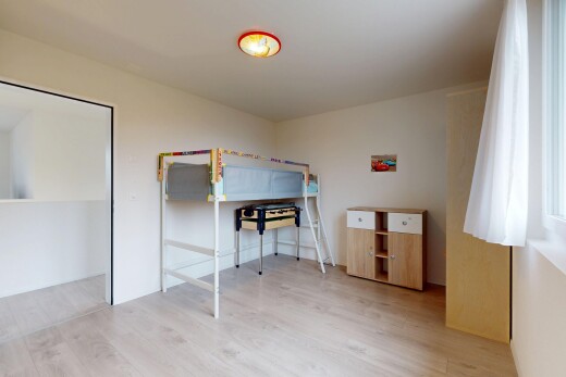 chambre avec sol en finition bois et cloison sèche