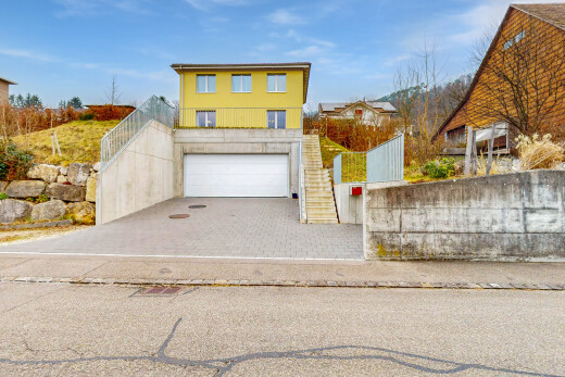 façade avec escaliers, allée, garage intégré, day time, et property visible