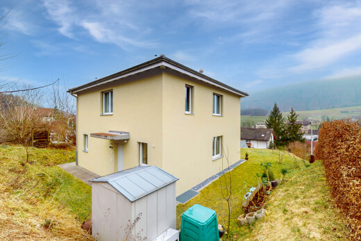 façade avec bardage en stuc, property visible, day time, pelouse, et structure extérieure