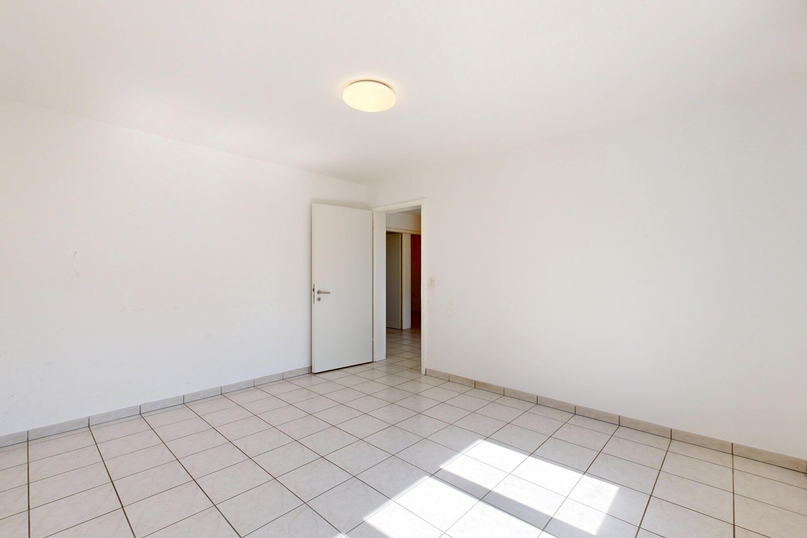 leerer raum mit light floor, gipskartonwand, drywall, inside property, und sockelleisten