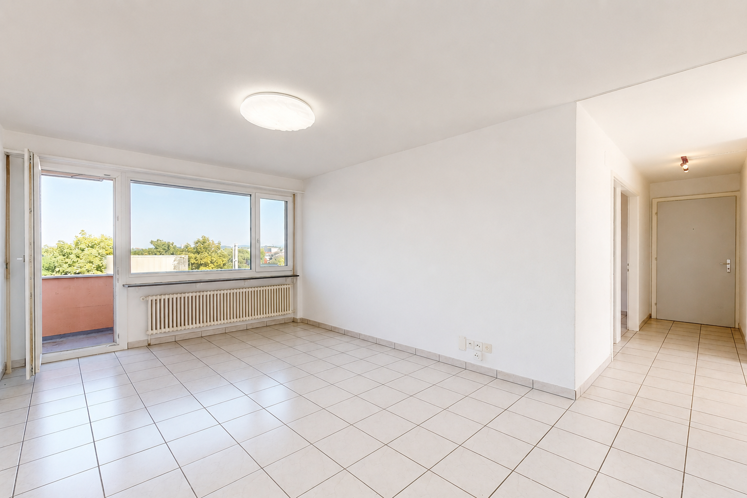 leerer raum mit day time, gipskartonwand, drywall, kühler, und inside property
