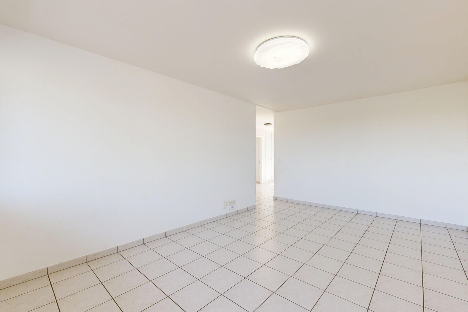 leerer raum mit gipskartonwand, drywall, light floor, inside property, und sockelleisten
