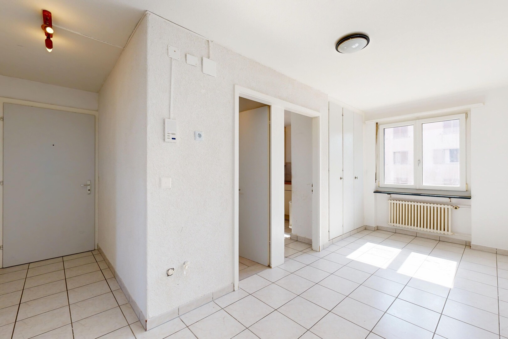 leerer raum mit light floor, kühler, inside property, natürliches licht, und natural light