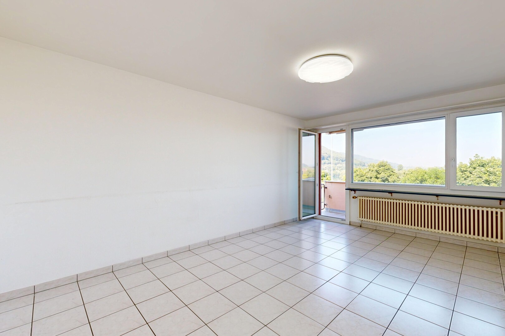 leerer raum mit gipskartonwand, drywall, kühler, inside property, und natürliches licht